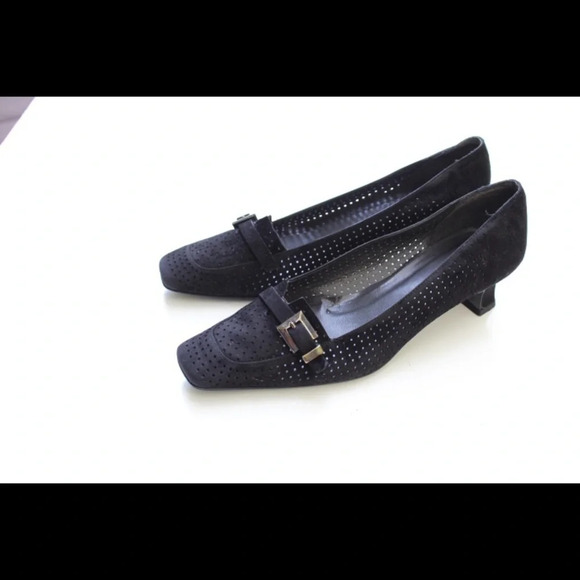 Stuart Weitzman low pumps - Picture 2 of 12